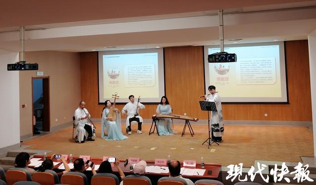 一般20多名青年展才艺说梦想九游会国际登录入口这场演出不(图2)